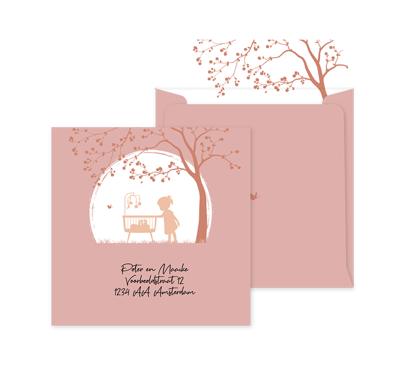 Roze envelop op maat met silhouet van grote zus bij wieg