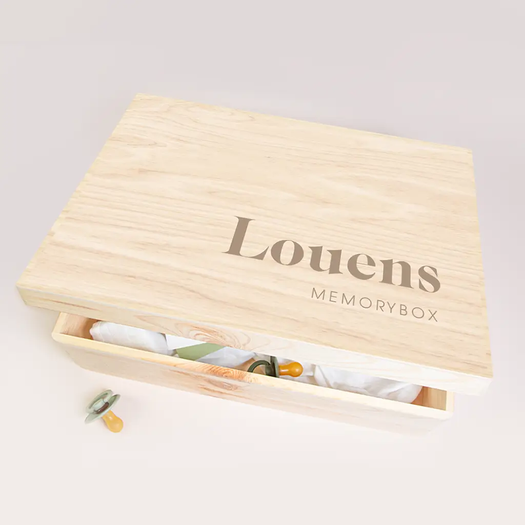 Houten memorybox met beige tekst