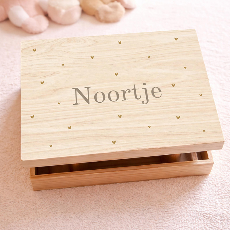 Houten memorybox met naam en hartjes – Noortje