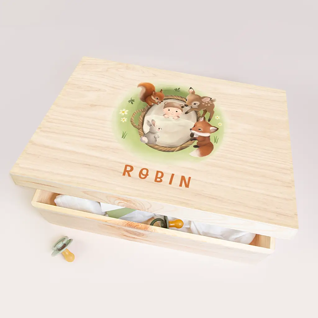 Memorybox met baby mandje en bosdieren in het gras