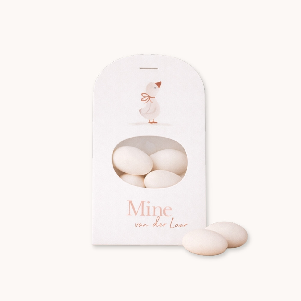 Klassieke doopsuiker wikkel voor een meisje met een klein kuikentje