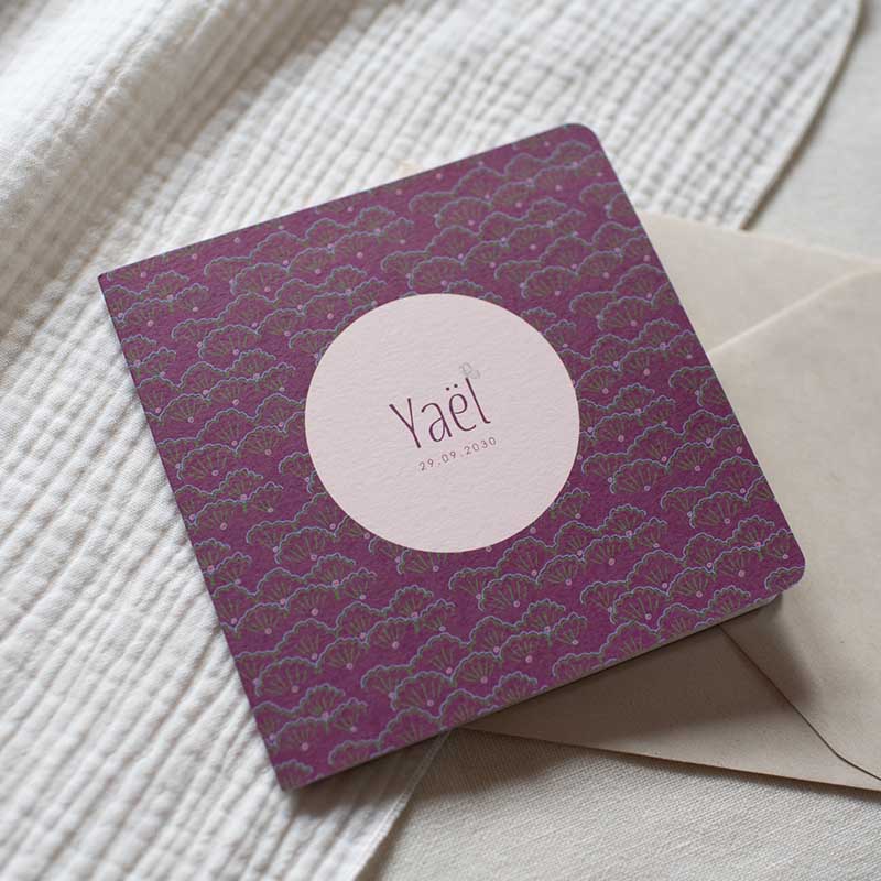 Kleurrijk geboortekaartje meisje paars patroon