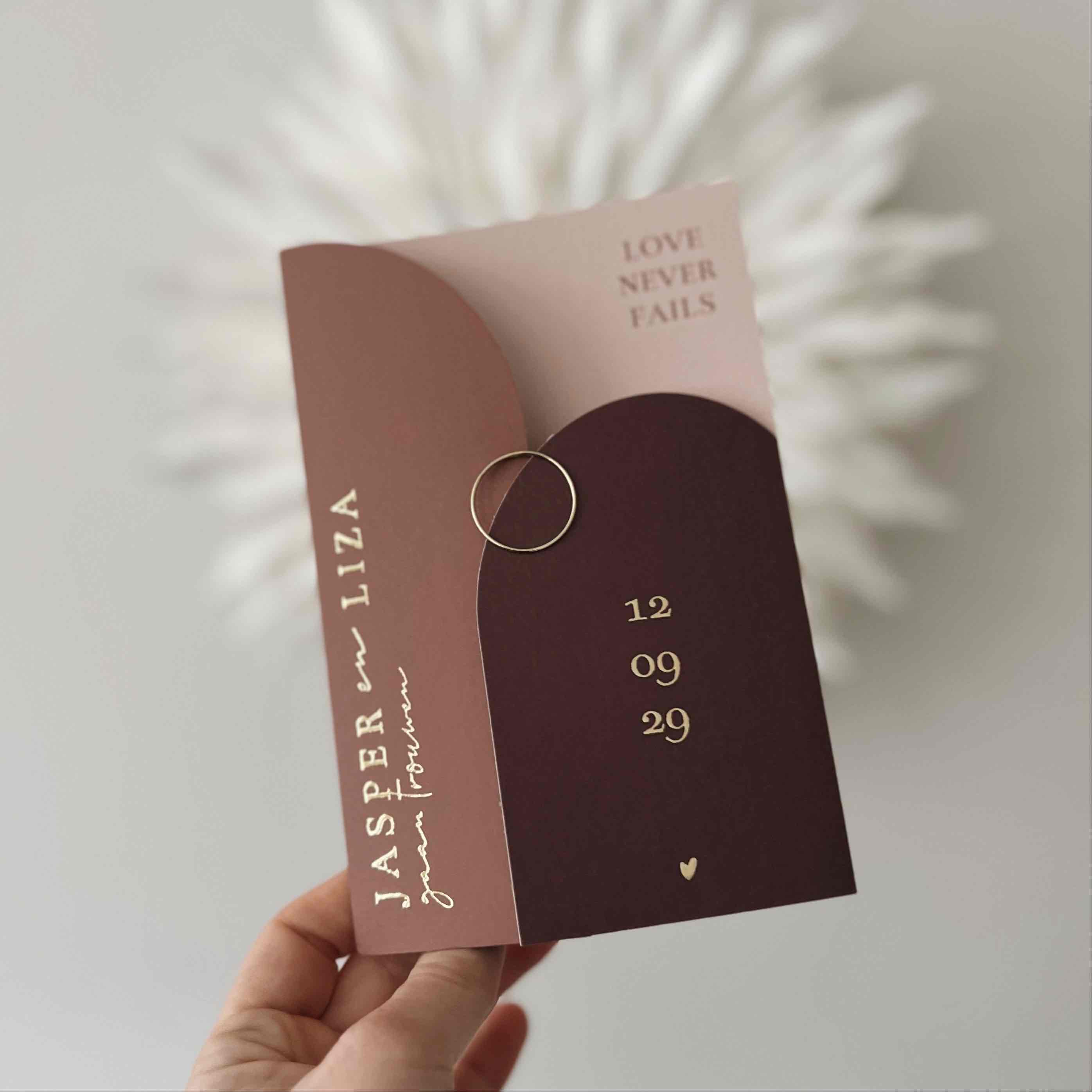 Trouwkaarten luikvouw met boogvorm rood en roze en goud