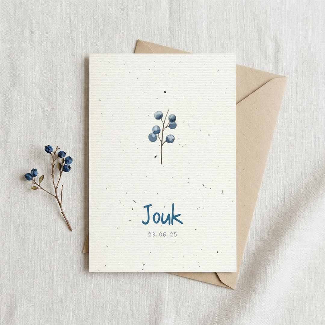 Geboortekaartje blauwe besjes gevlekt papier