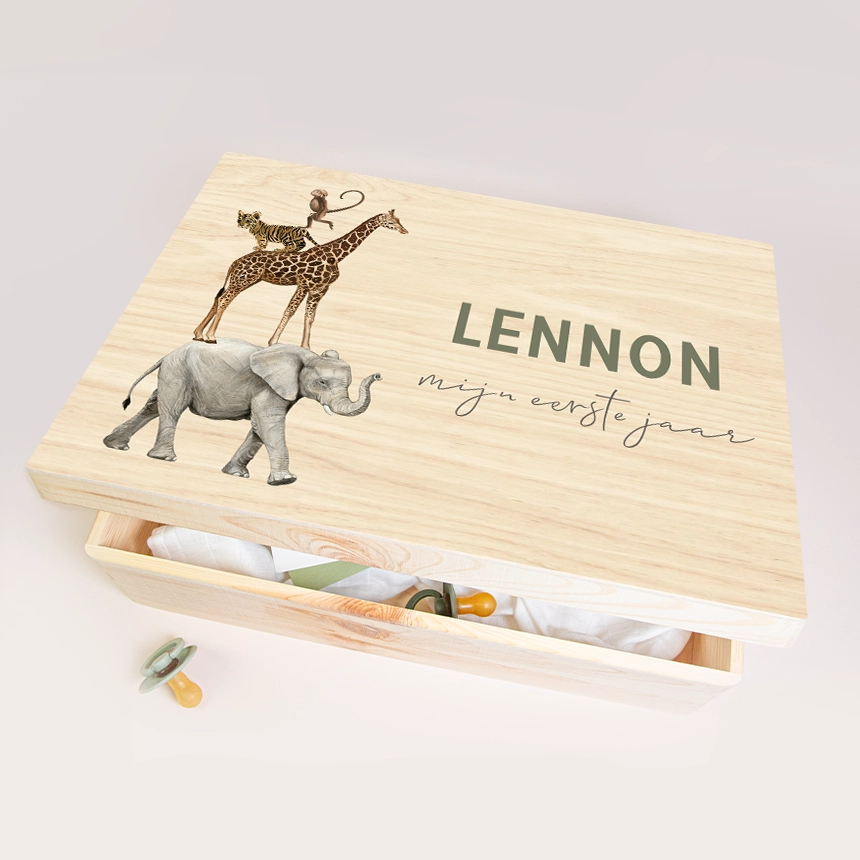 Herinneringsdoos geboortekaartje van hout met vrolijke jungledieren