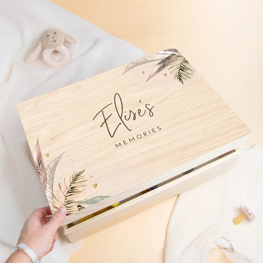 Houten bewaarkist met naam en palmtakken