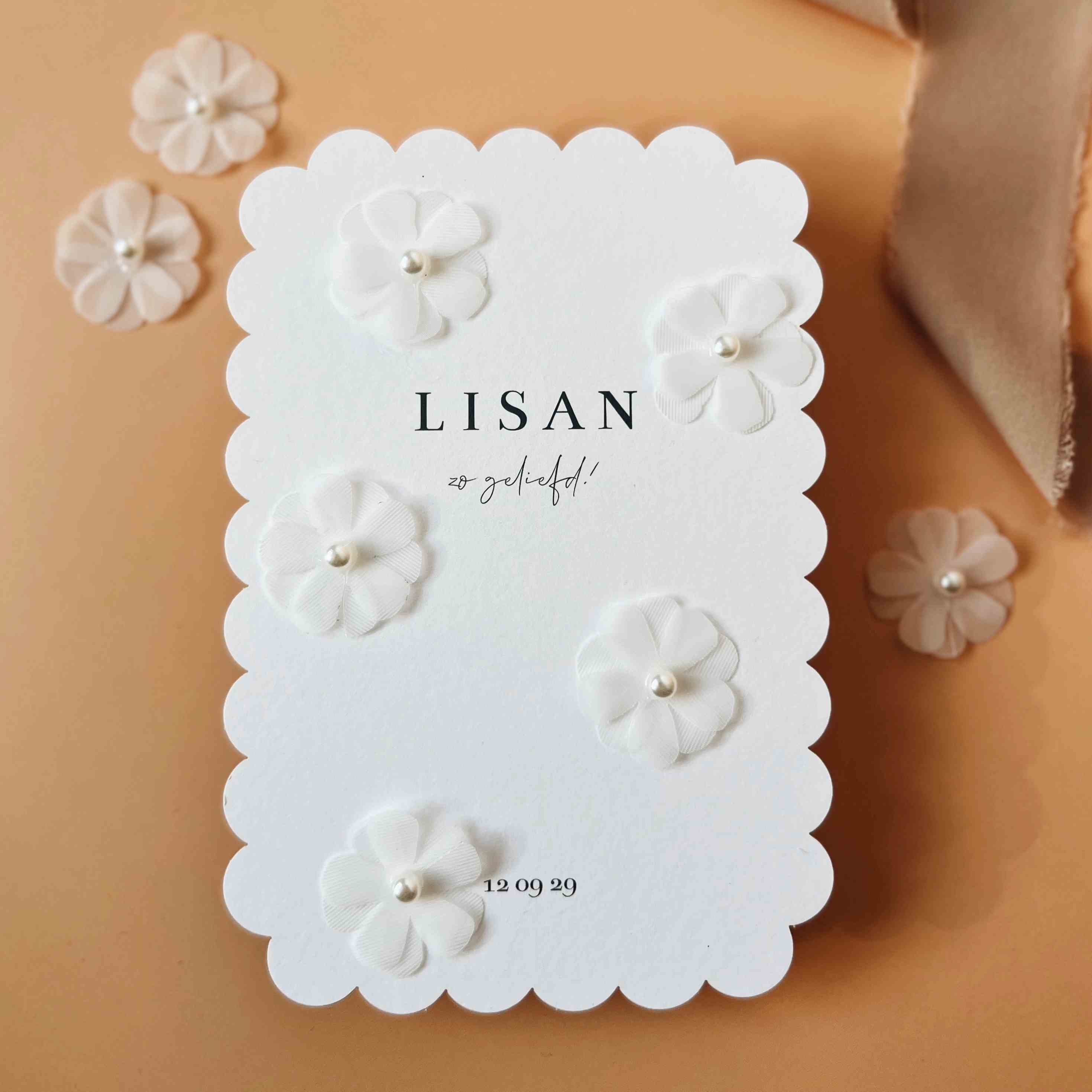 Klassieke geboortekaartje meisje event met witte stoffen bloemetjes