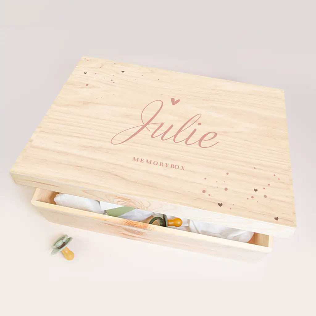 Memorybox baby lief roze met naam en hartje
