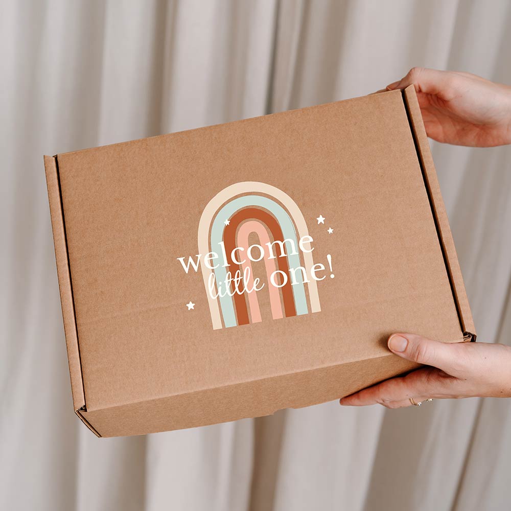 Vrolijke cadeaudoos van kraft met regenboog, sterren en tekst