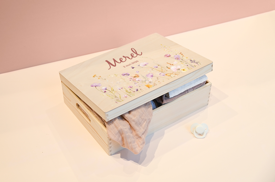 Vrolijke memorybox met bloemen en naam