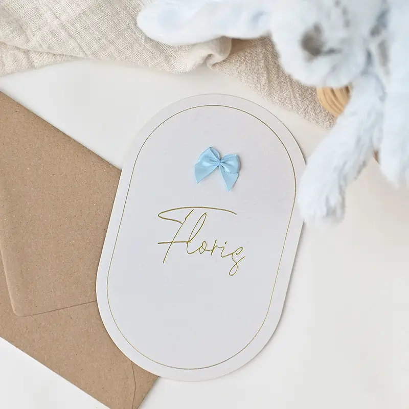 Ovaal geboortekaartje jongen met goudfolie en optioneel écht strikje