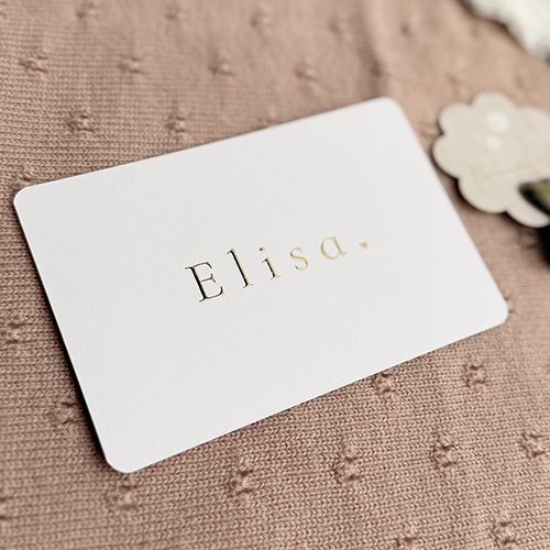 Eenvoudig klassiek geboortekaartje meisje met goudfolie