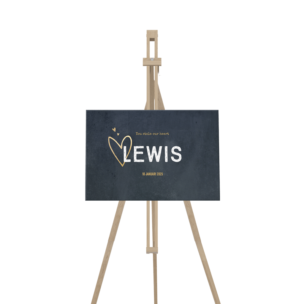 Geboorte aankondiging gouden hartjes op krijtbord achtergrond