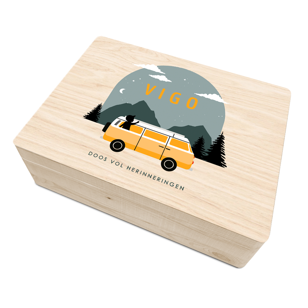 Avontuurlijke geboorte memory box met jongen in retro camper bus