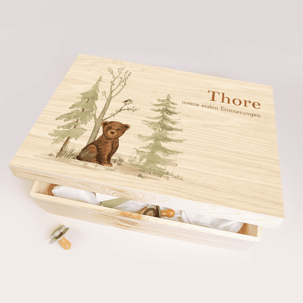 Erinnerungstruhe aus Holz mit Waldmotiv und Namen des Kindes