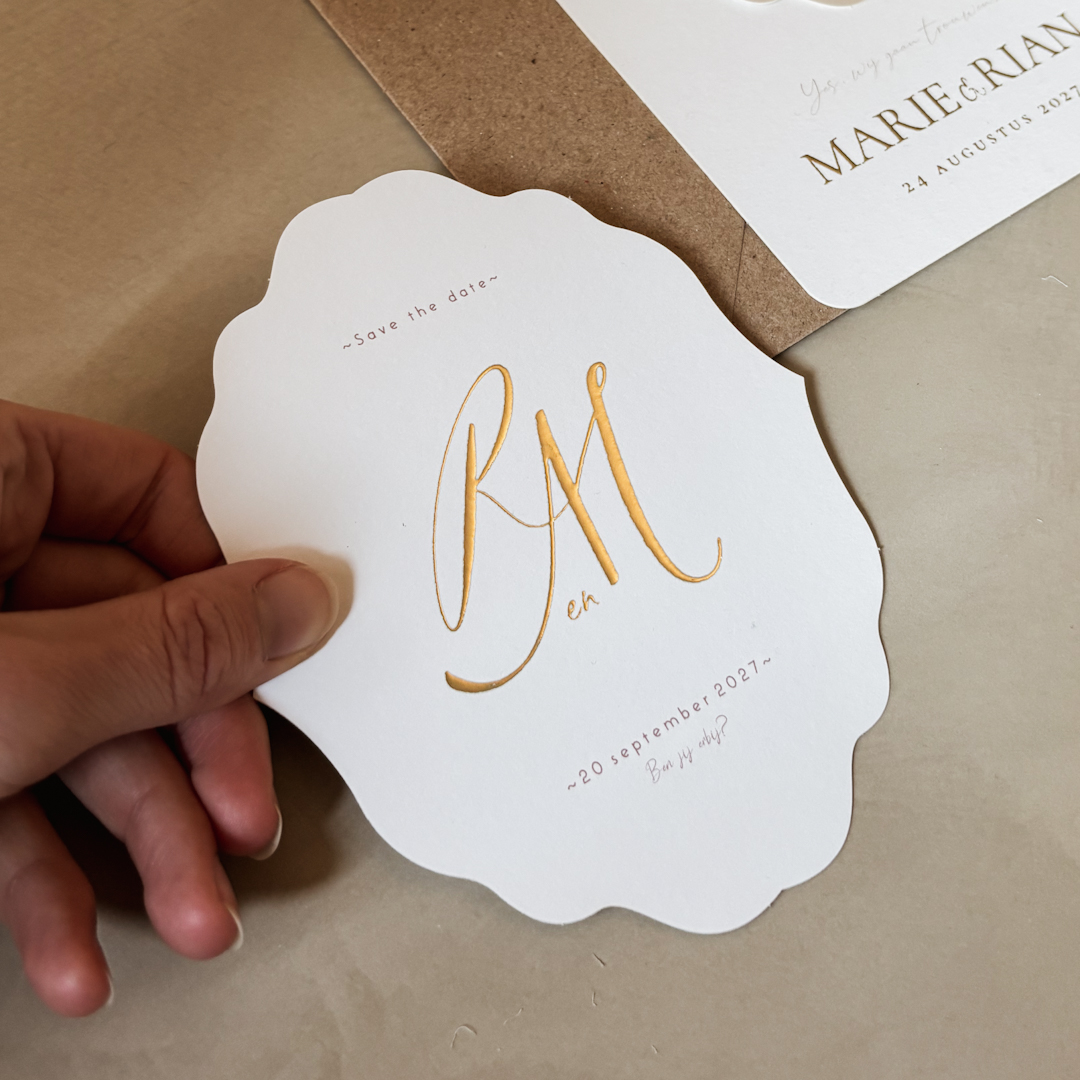 Save the date met bijzondere vorm en folie