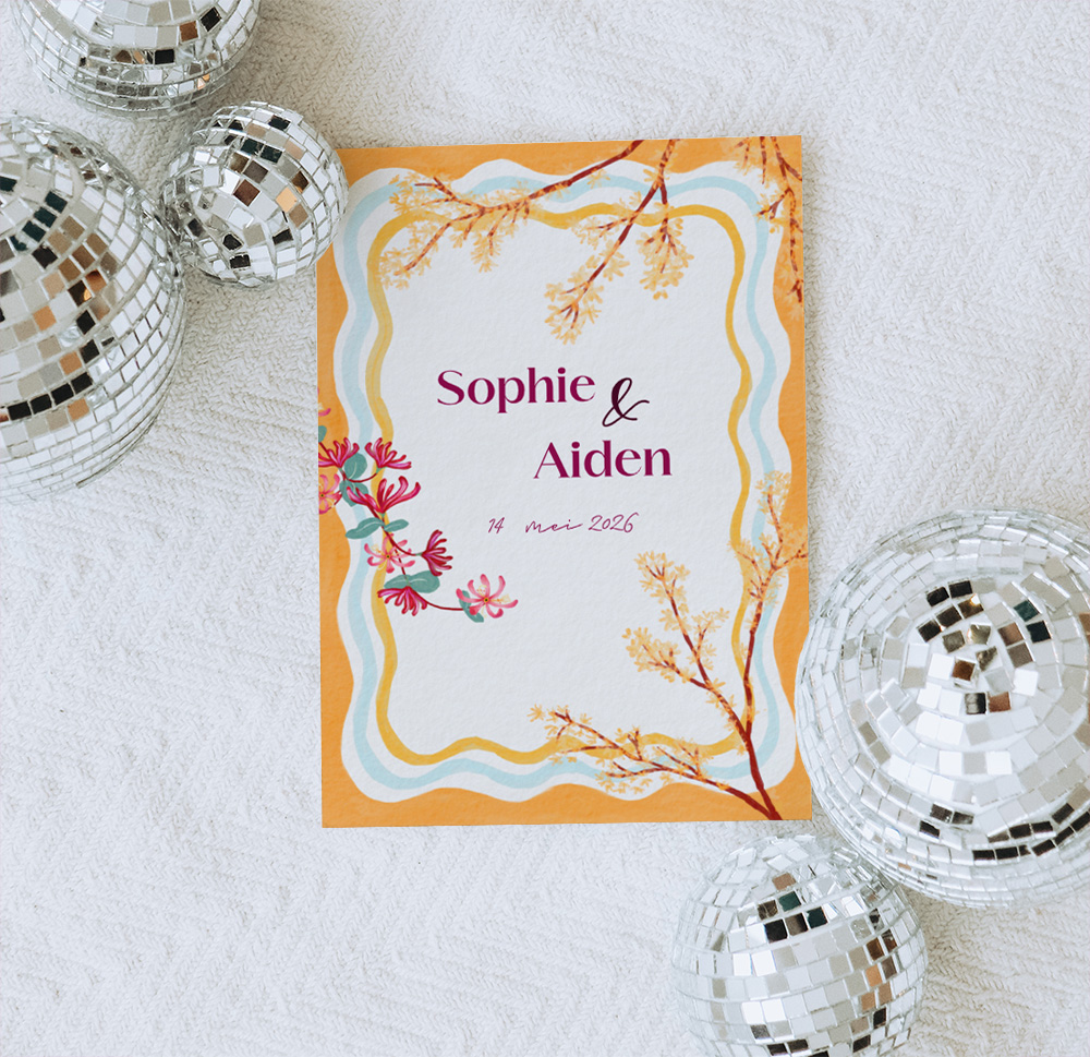 Kleurrijke trouwkaart met oranje vormen en bloesemtakken.