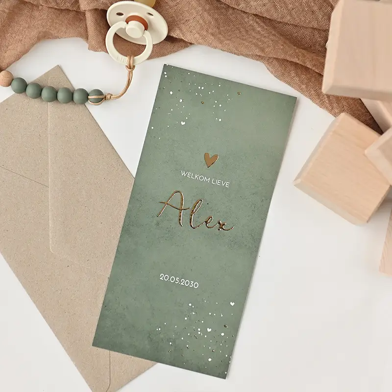 Donkergroen geboortekaartje met velvet-look en goudfolie