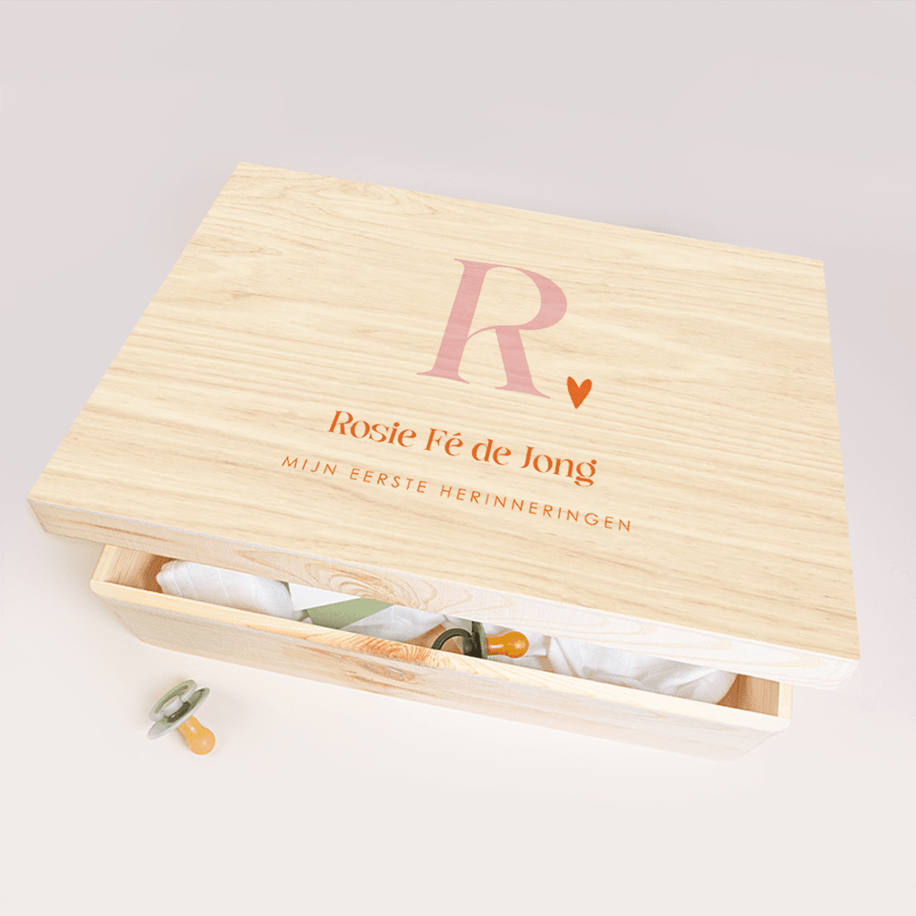 Memorybox baby in oranje en roze colorblocking initiaal