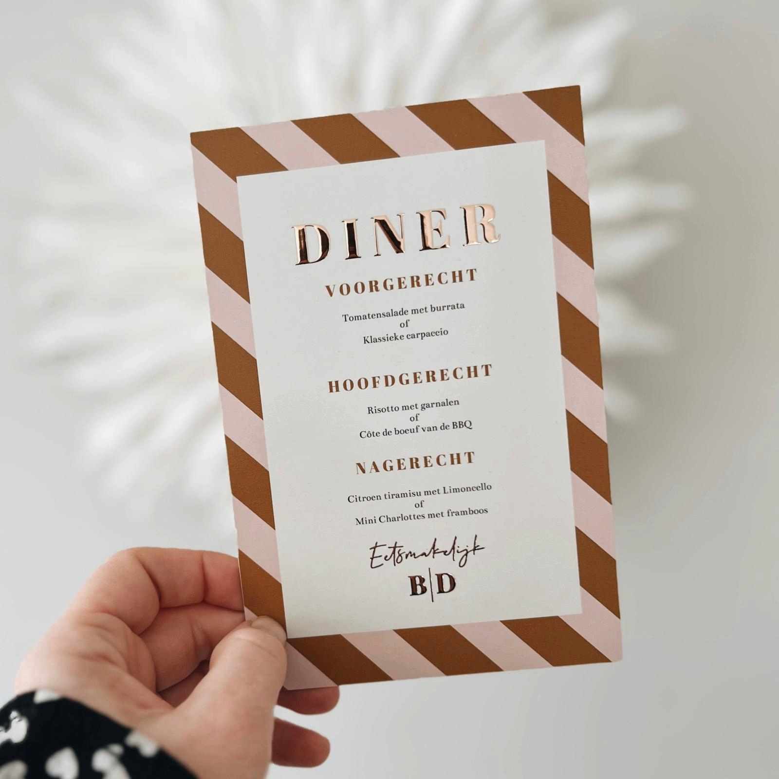 Menukaart voor bruiloft met strepen oranje roze en roséfolie letters