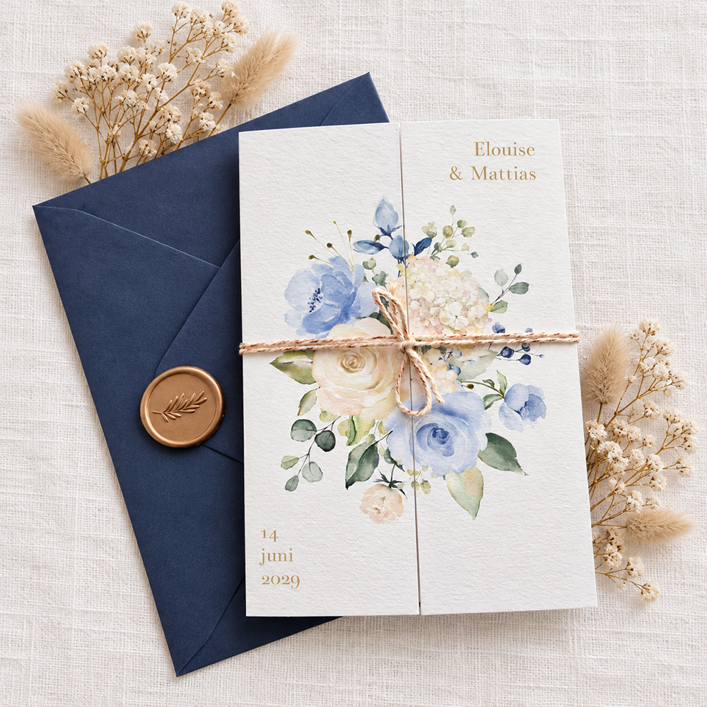 Romantische drieluik trouwkaart met bloemen blauw