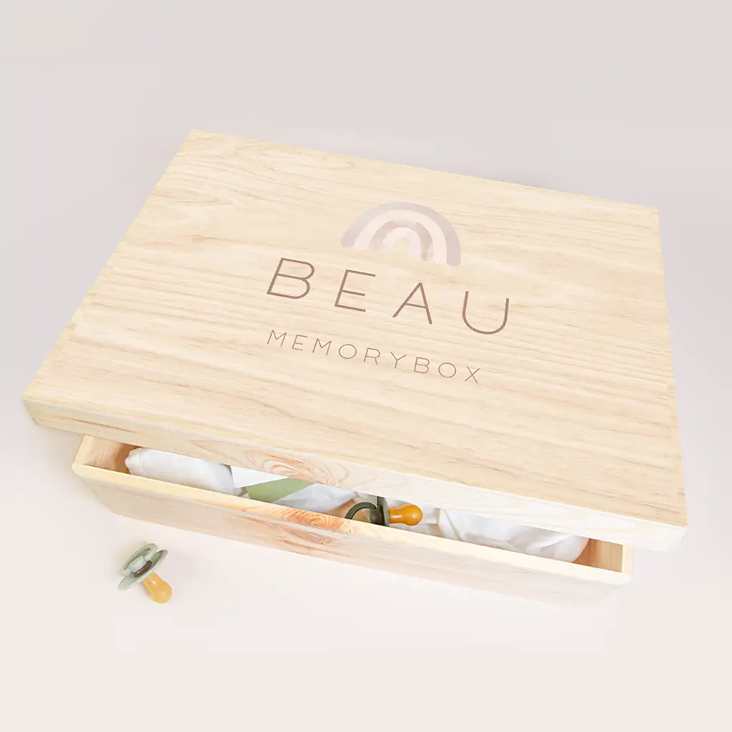 Memorybox baby met roze regenboog en naam