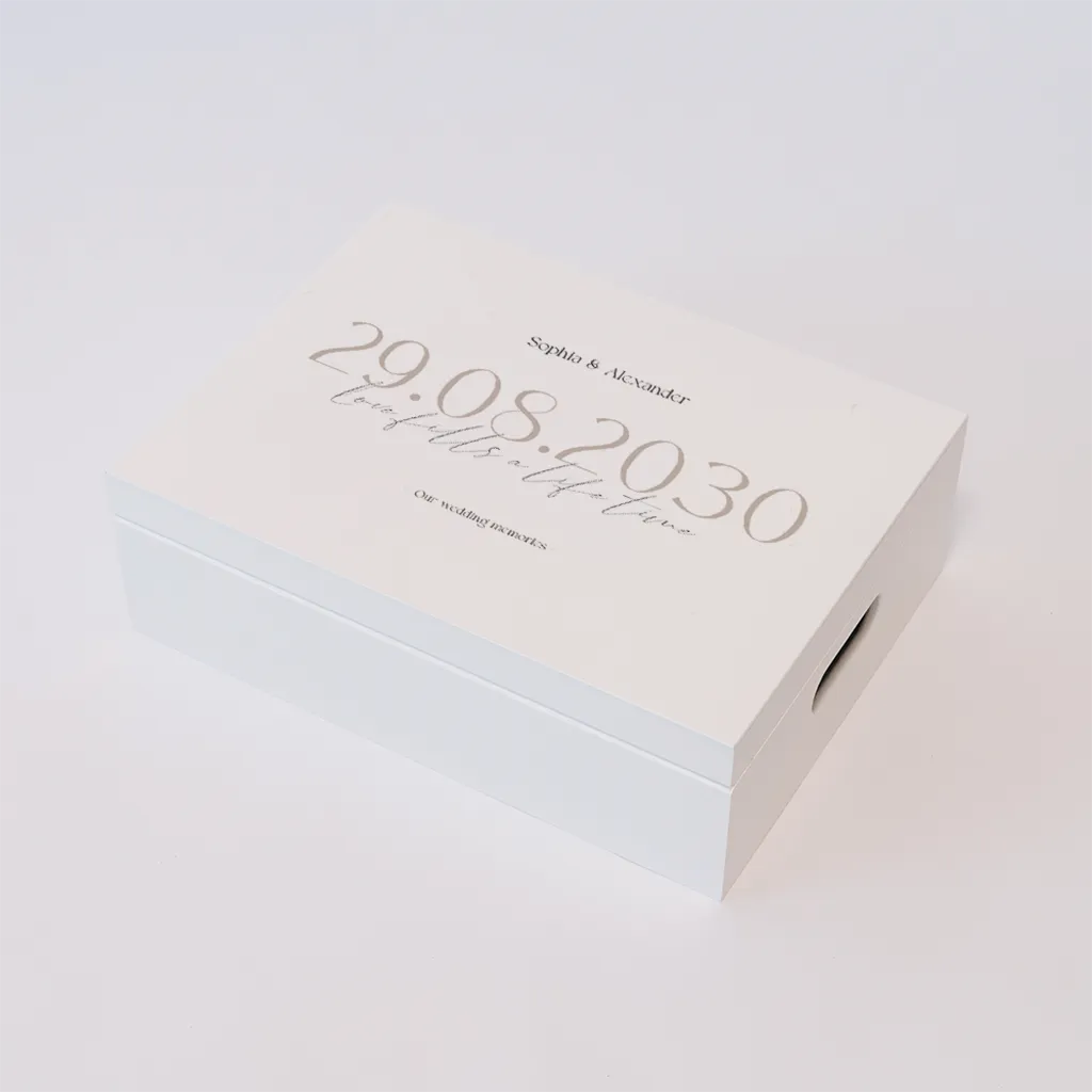 Erinnerungskiste zur Hochzeit mit stilvollem Datum in Beige