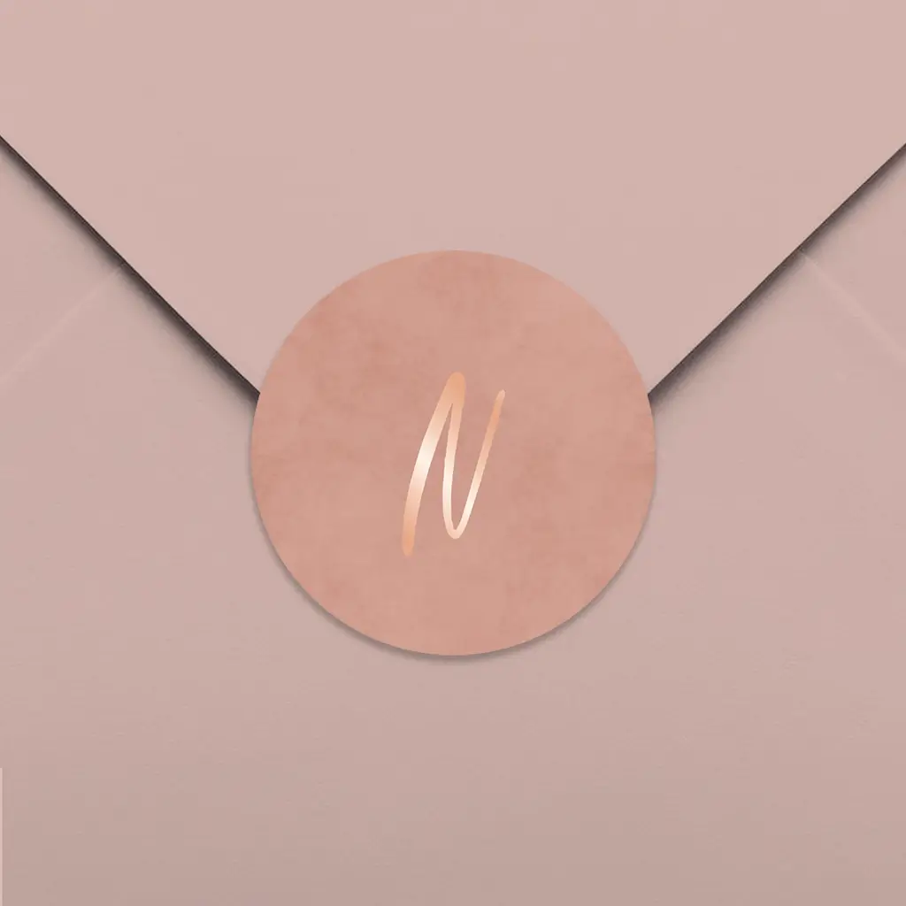 Sluitsticker roze met roségoudfolie initiaal - per vel