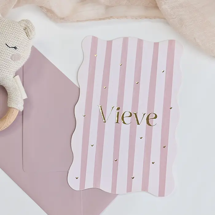 Uniek golvend geboortekaartje met strepen en hartjes