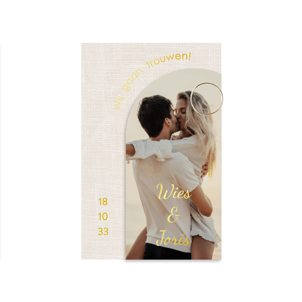 Tweedelige trouwkaart met goudfolie, foto en linnen achtergrond