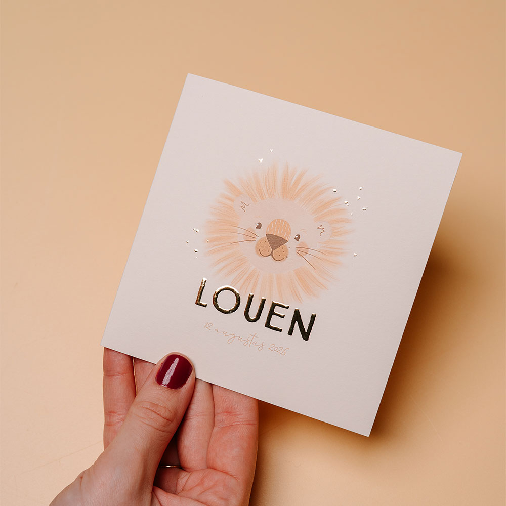 Vrolijk geboortekaartje voor jongen met leeuw en goudfolie