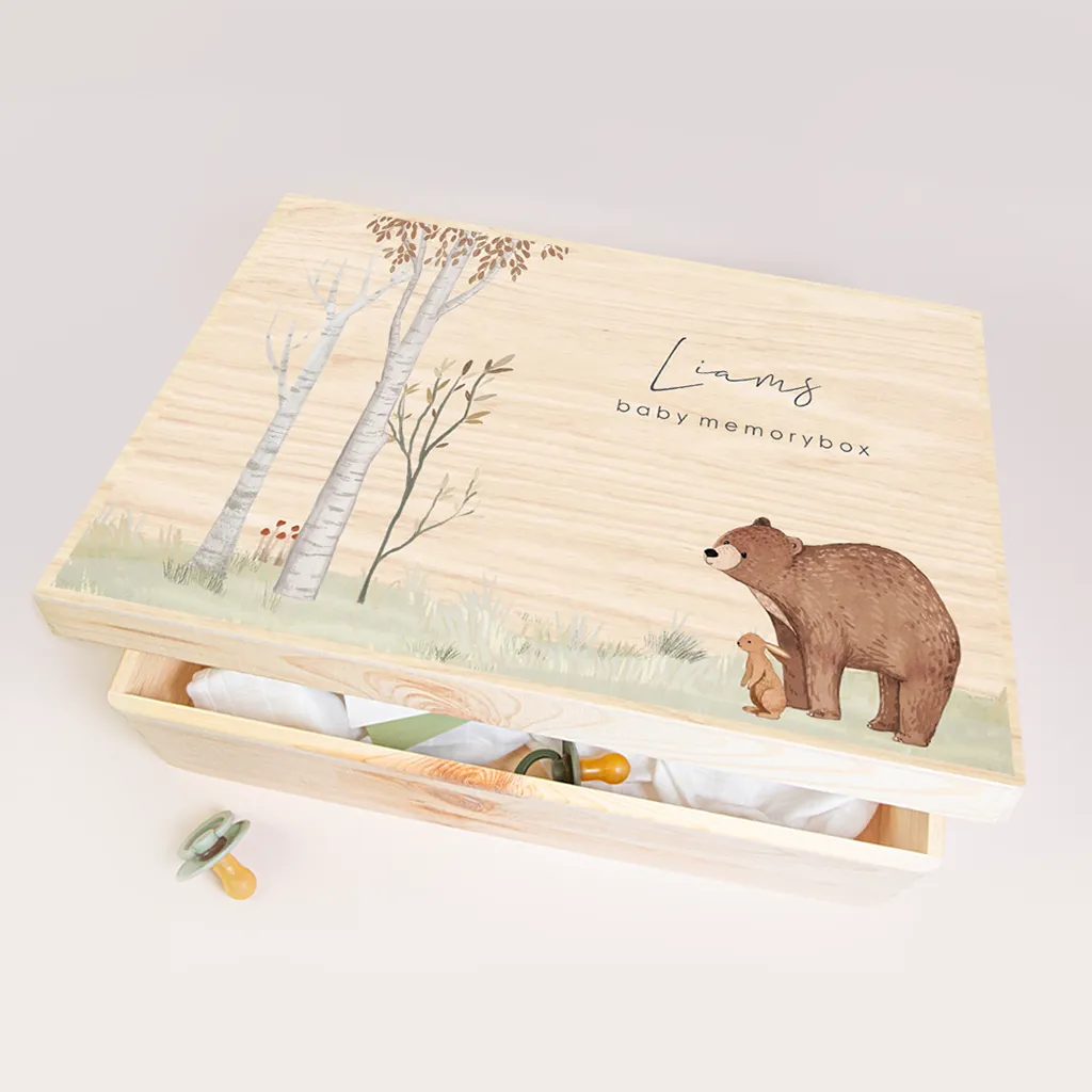 Memorybox baby met naam en beer in het bos
