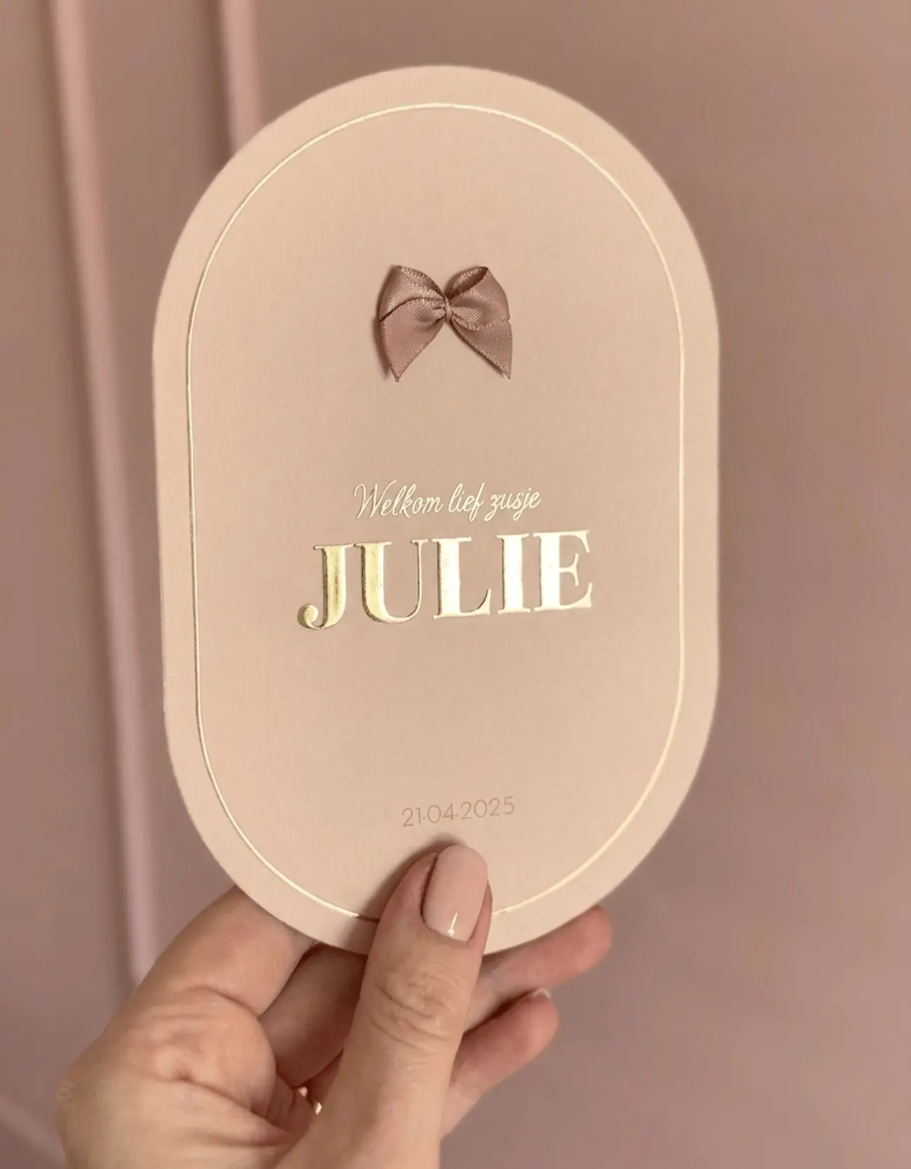 Ovaal geboortekaartje meisje met goudfolie en optioneel écht strikje