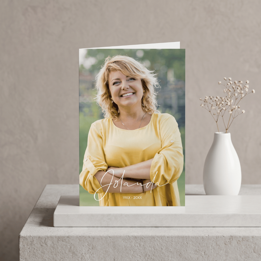 Moderne rouwkaart vrouw staand met foto en geschreven naam