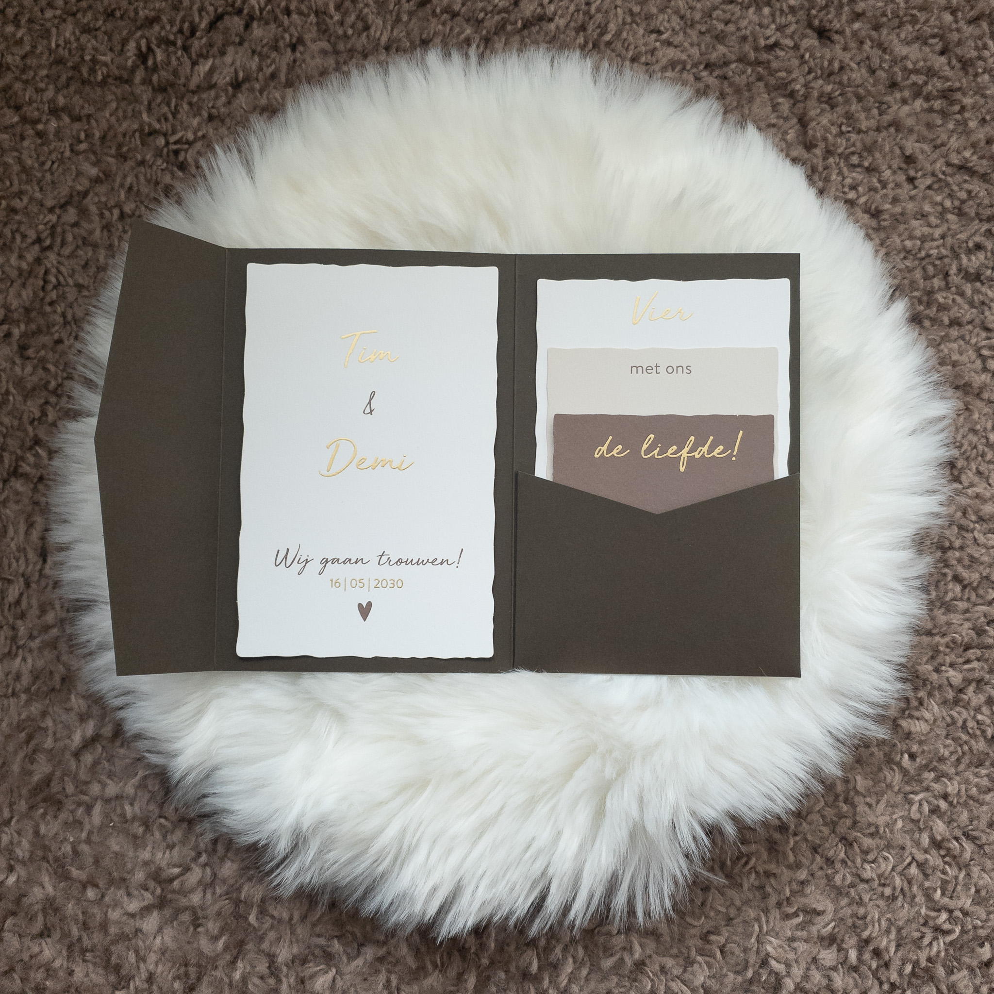 trouwkaart pocketfold handgeschept look bruin beige mat goudfolie