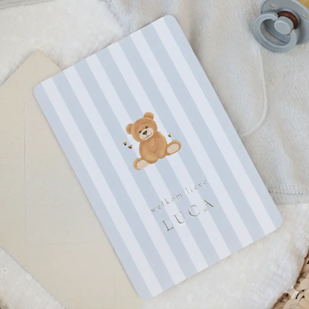 Lief geboortekaartje jongen met streepjespatroon en beertje