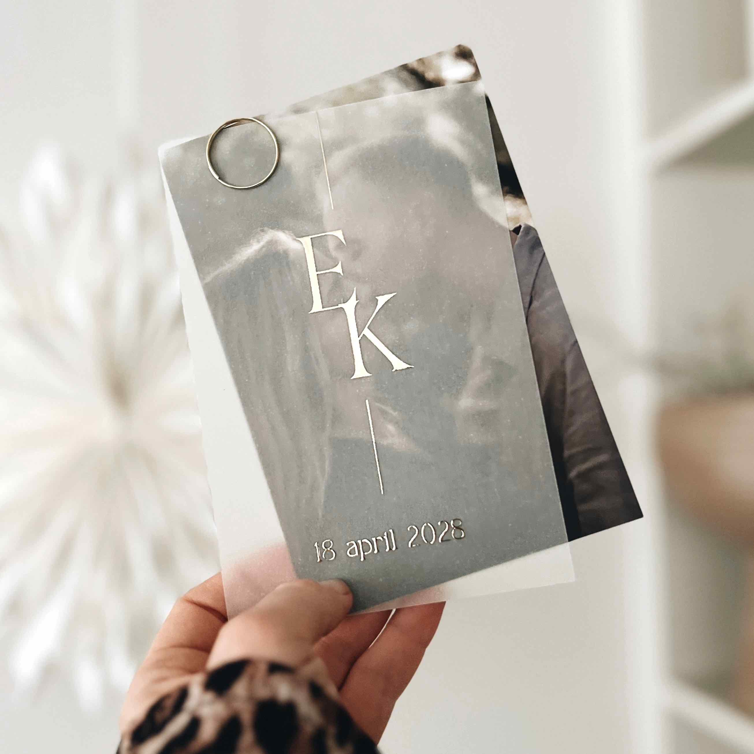 Trouwkaart op kalkpapier met goudfolie met losse kaart