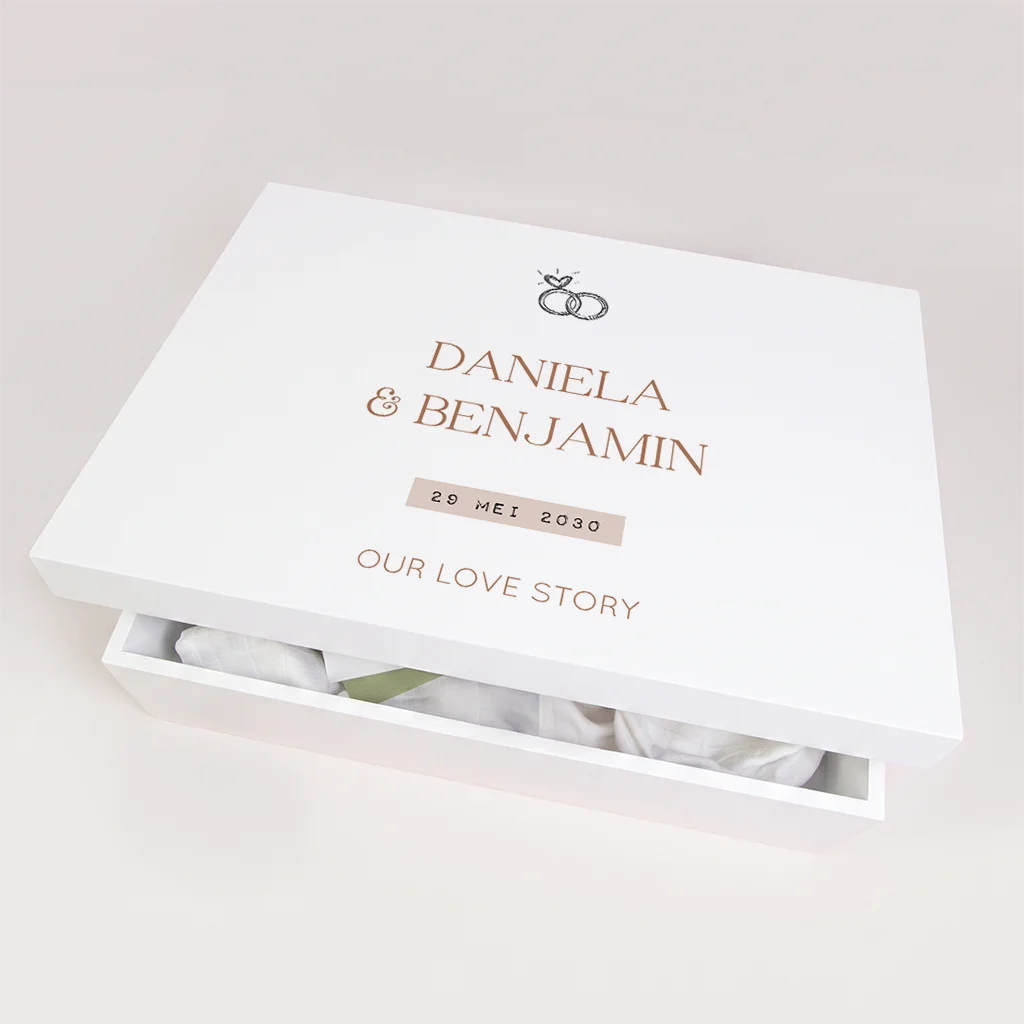 Memorybox huwelijk met trouwringen en elegante typografie
