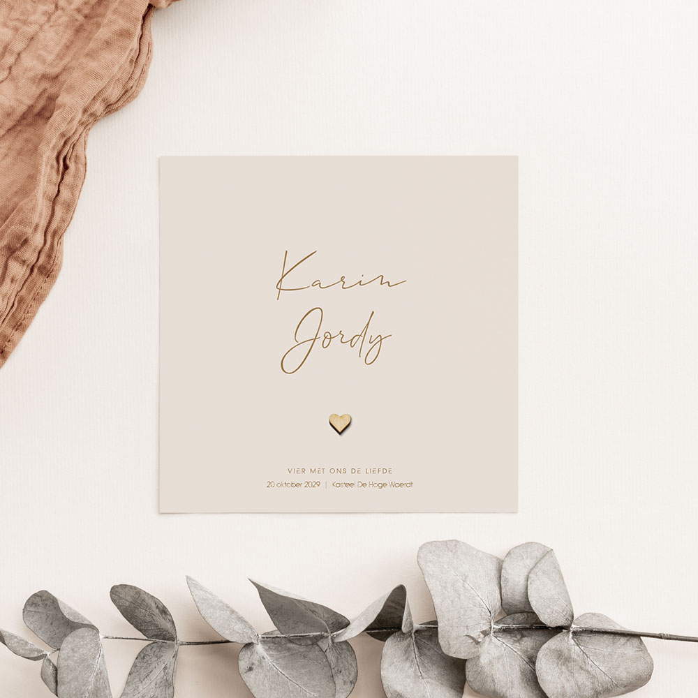 Basic trendy trouwkaart met houten hartje