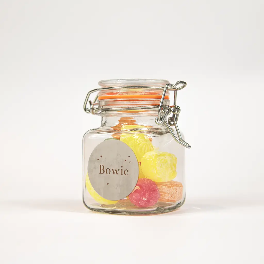 Naamsticker beige velvet-look met hartjes - per 25 stuks