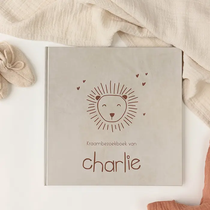 Velvet-look kraambezoekboek met lijntekening van leeuw en hartjes