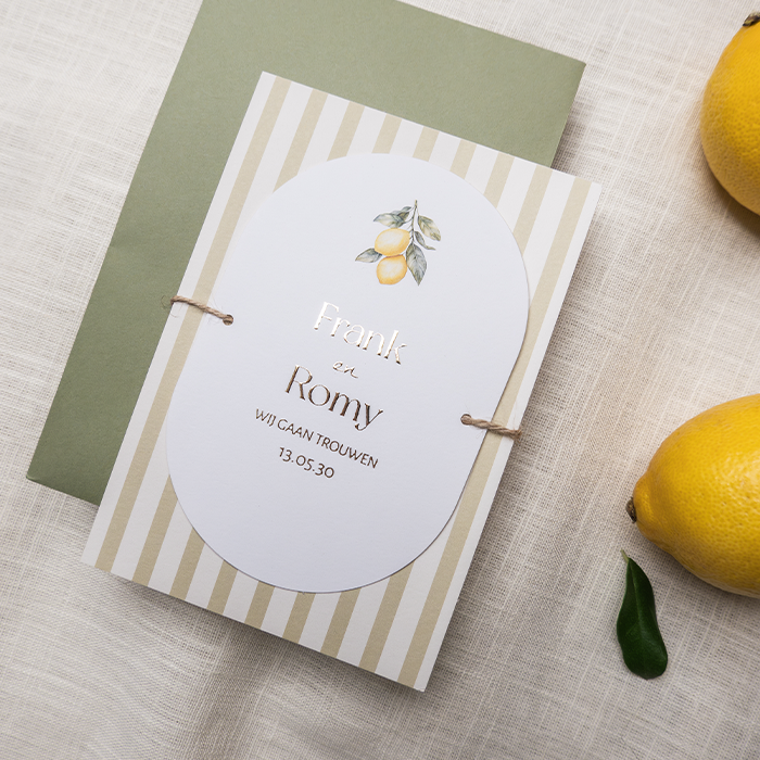 Gestreepte trouwkaart met ovalen label en citroenen