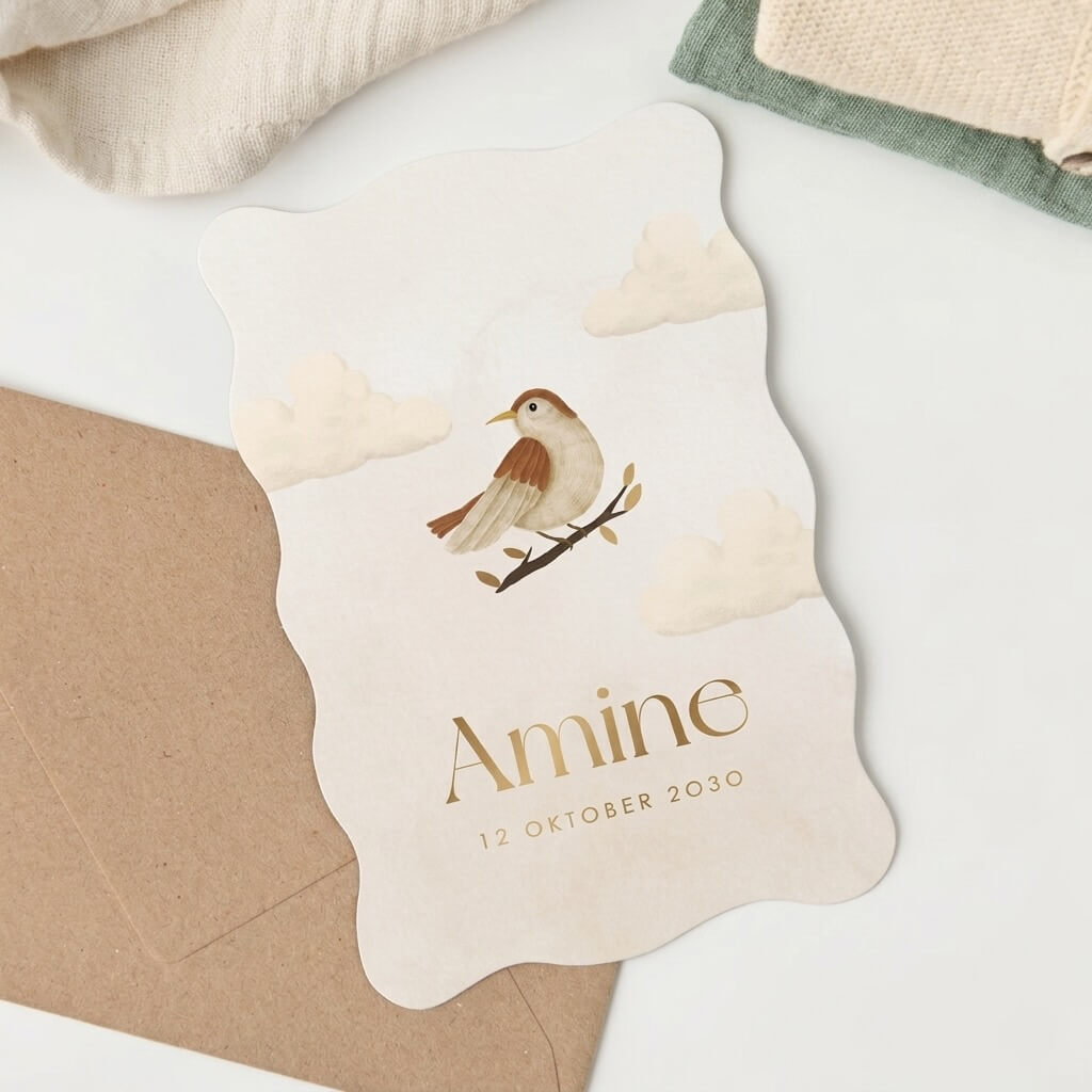 Origineel beige-goud geboortekaartje met golven en vogeltje