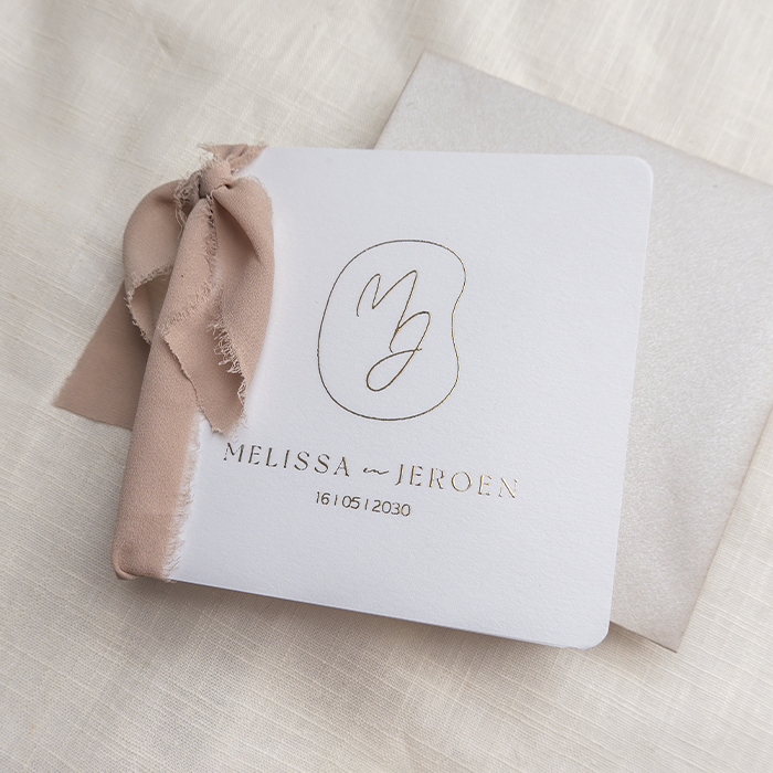 Trouwkaart wit met goudfolie en initialen