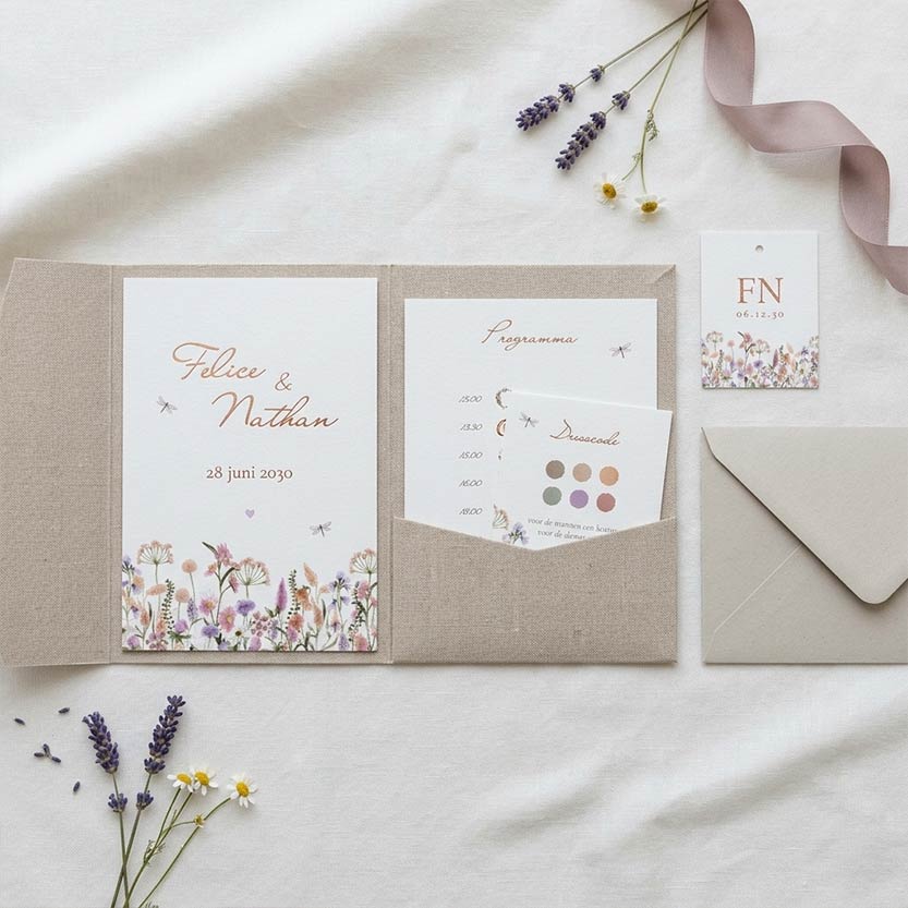 Pocketfold trouwkaart veldbloemen lila perzik roze libelle