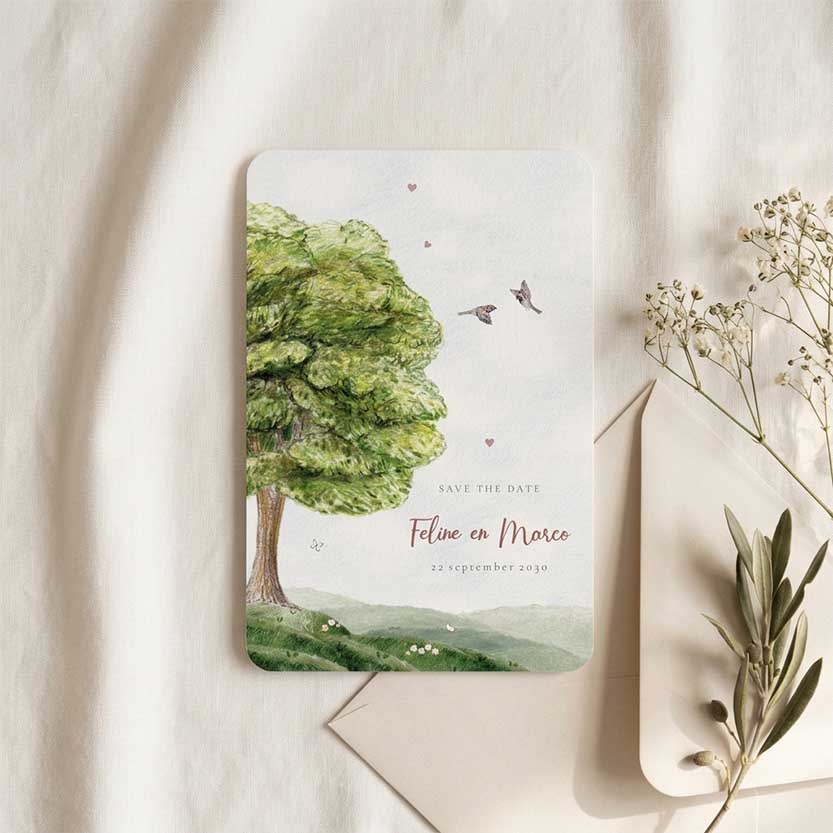 Romantische Save the Date kaart met boom vlinders en mussen