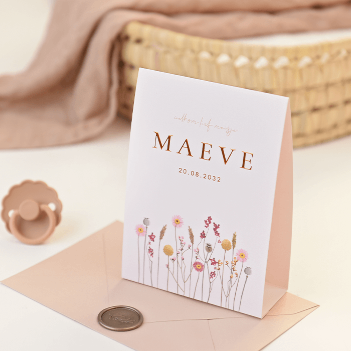 Stijlvol roségoudfolie geboortekaartje met droogbloemen in tentvorm