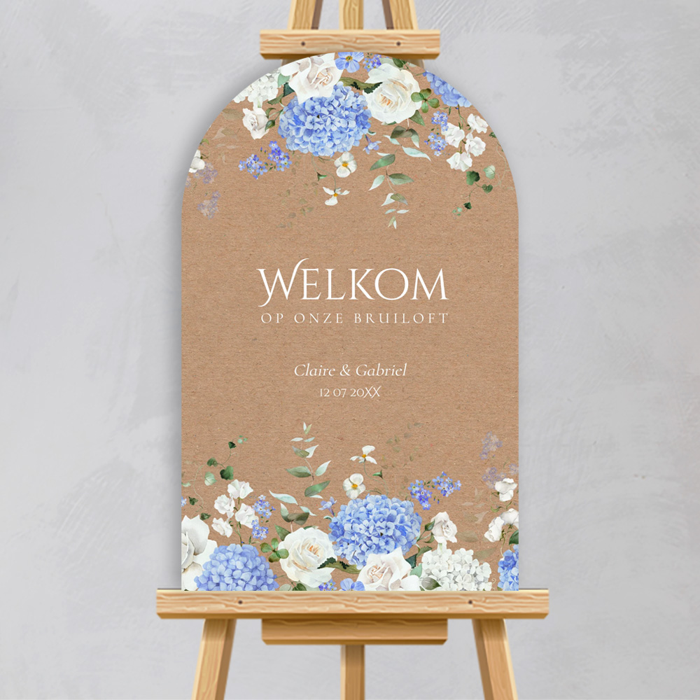 Bruiloftsbord bloemen blauw wit kraftlook boog vorm