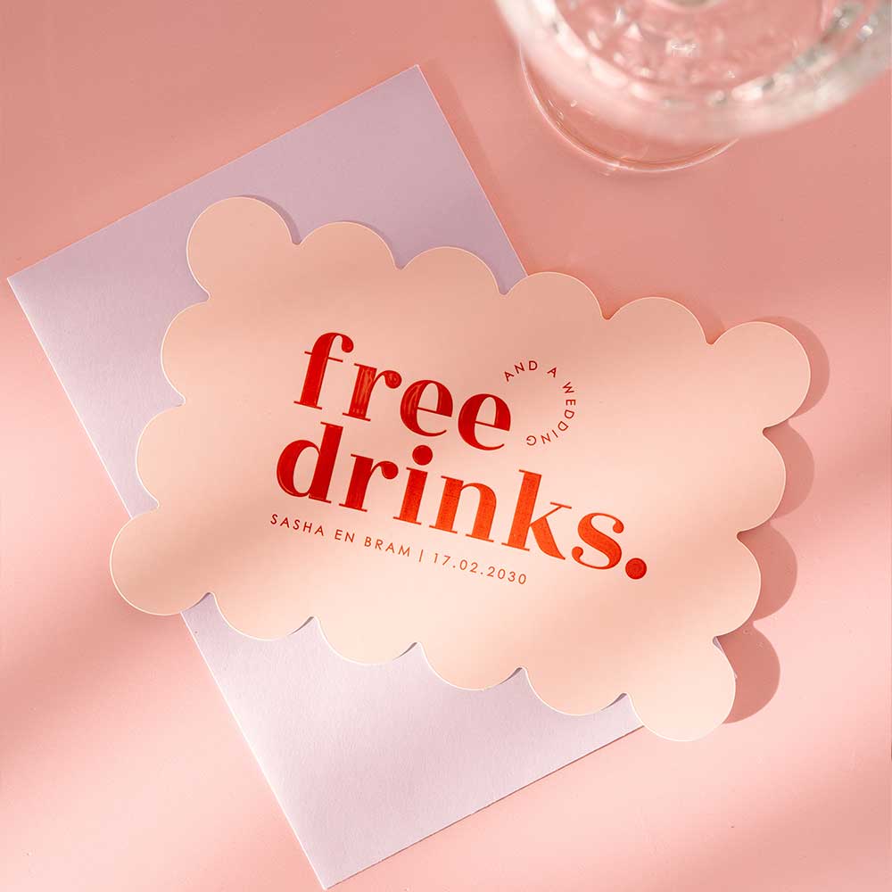 Originele trouwkaart colorblocking roze-rood met golvende rand en hoogglans