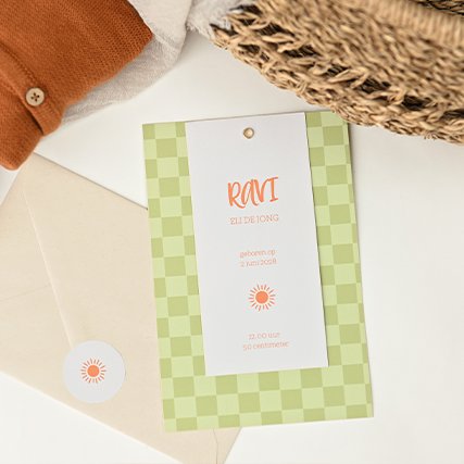 Label geboortekaartje met ruitjespatroon en zonnetje